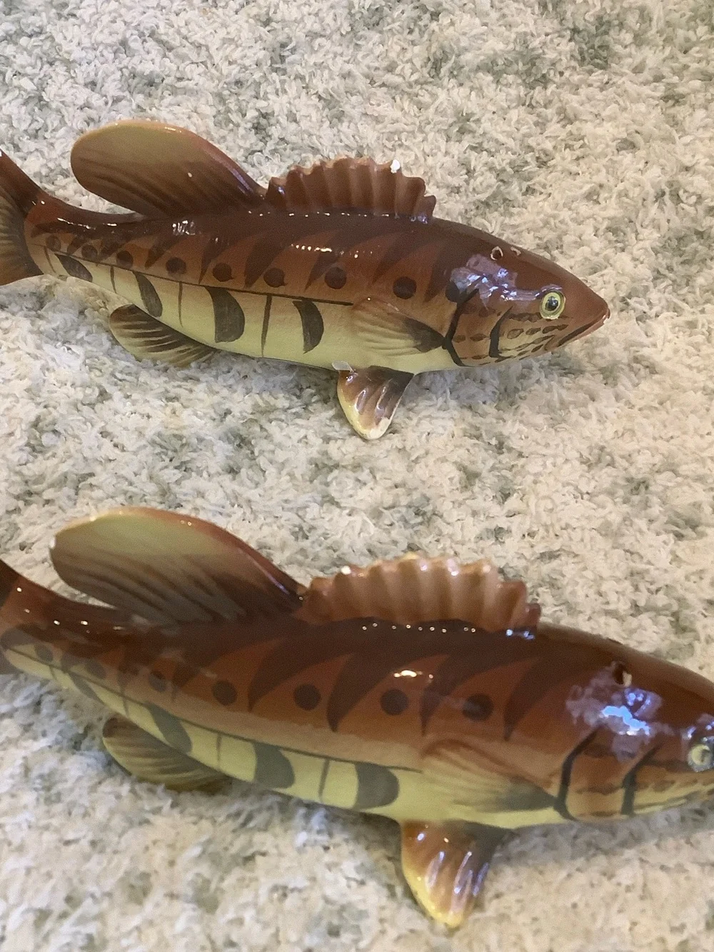Small Mouth Black Bass Fishing Salt n Pepper Shakers Set of 2 Vintage RS 5.5x 2. - Picture 6 of 16